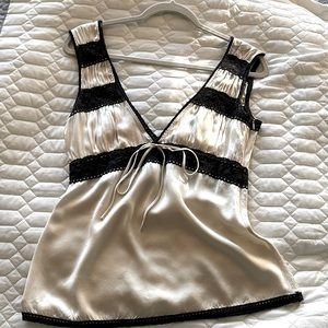 Beige deep, V with black crochet, detail side, zip size medium